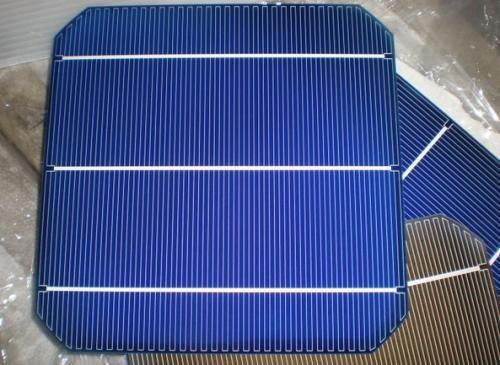 这款太阳能发电板携带方便，比传统效率高50%，能自动清洁