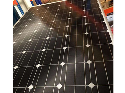 为什么一般的太阳能发电板的颜色都是蓝色的，而国际空间站的太阳能板却是红色的